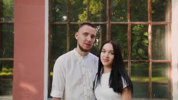 Pareja cariñosa mirando a la cámara y sonriendo . — Vídeos de Stock