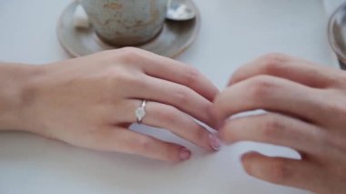 Sevgili yakın çekim elinde birbirinizi okşamak.