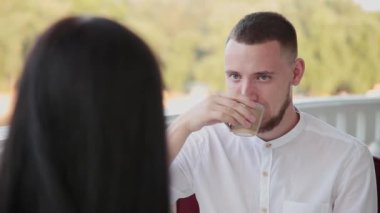 Bir fincan kahve için bir kafede oturan çok yakışıklı ve çekici adam.