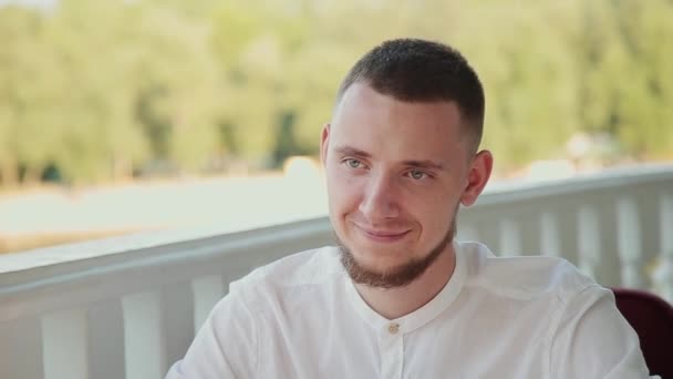 Uomo molto bello e attraente seduto in un caffè per una tazza di caffè . — Video Stock