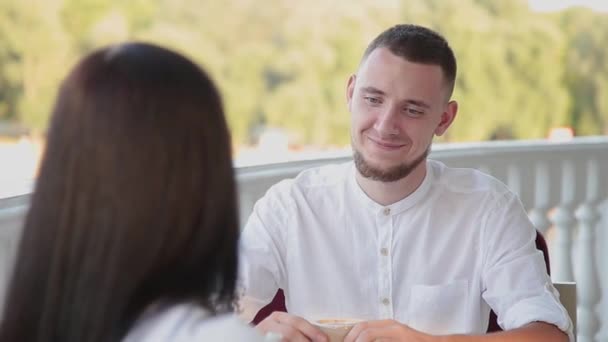 Hombre muy guapo y atractivo sentado en un café para una taza de café . — Vídeo de stock