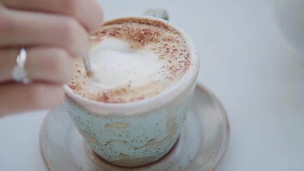 Cappuccino i händerna på en vacker flicka. — Stockvideo