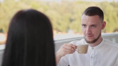 Bir fincan kahve için bir kafede oturan çok yakışıklı ve çekici adam.