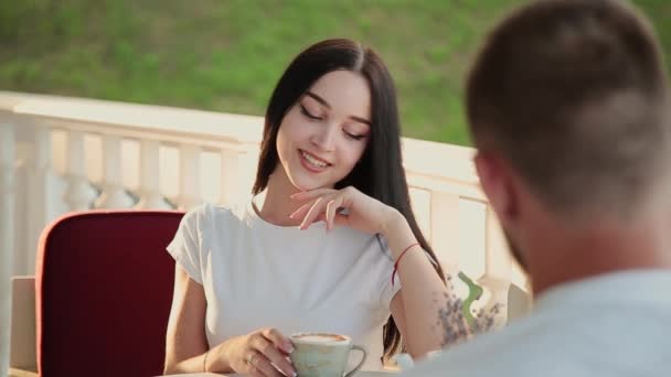 Cappuccino w rękach piękna dziewczyna. — Wideo stockowe