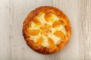 Süzme peynir pasta bir ahşap arka plan ve metin için yer.