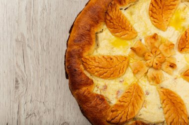 Süzme peynir pasta bir ahşap arka plan ve metin için yer.