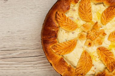 Süzme peynir pasta bir ahşap arka plan ve metin için yer.