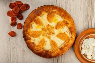 Lor ev yapımı kek malzemeler ahşap bir zemin üzerine.