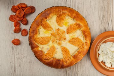 Lor ev yapımı kek malzemeler ahşap bir zemin üzerine.