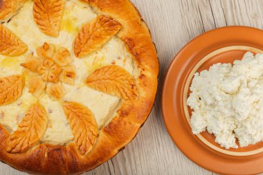 Lor ev yapımı kek malzemeler ahşap bir zemin üzerine.