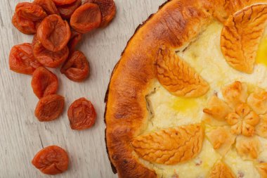 Lor ev yapımı kek malzemeler ahşap bir zemin üzerine.