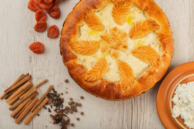 Lor ev yapımı kek malzemeler ahşap bir zemin üzerine.