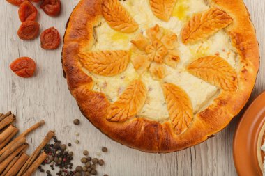 Lor ev yapımı kek malzemeler ahşap bir zemin üzerine.