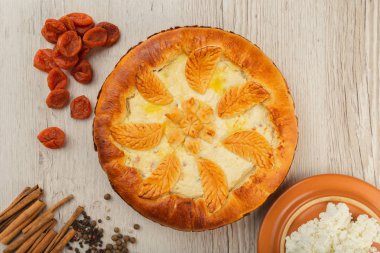 Lor ev yapımı kek malzemeler ahşap bir zemin üzerine.