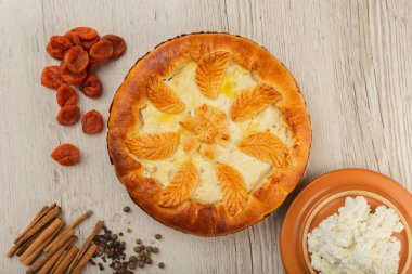 Lor ev yapımı kek malzemeler ahşap bir zemin üzerine.