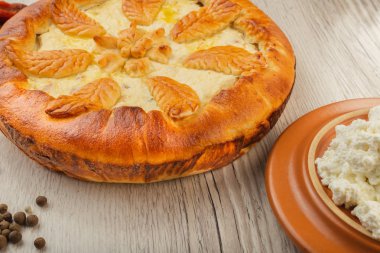 Lor ev yapımı kek malzemeler ahşap bir zemin üzerine.