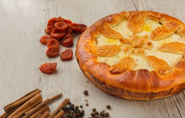 Lor ev yapımı kek malzemeler ahşap bir zemin üzerine.