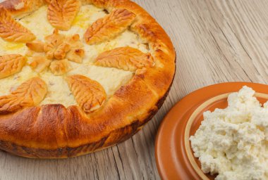 Lor ev yapımı kek malzemeler ahşap bir zemin üzerine.