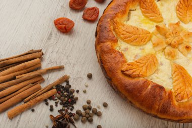 Lor ev yapımı kek malzemeler ahşap bir zemin üzerine.