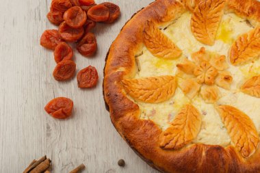 Lor ev yapımı kek malzemeler ahşap bir zemin üzerine.