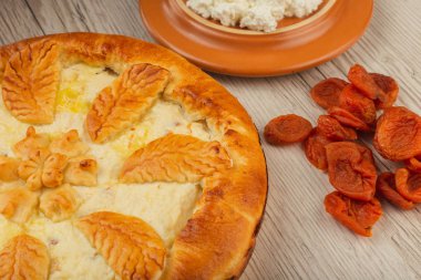 Lor ev yapımı kek malzemeler ahşap bir zemin üzerine.