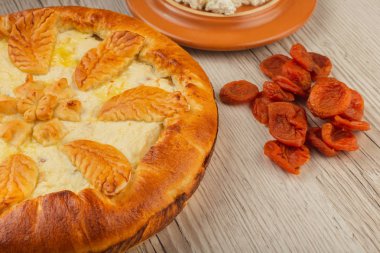 Lor ev yapımı kek malzemeler ahşap bir zemin üzerine.