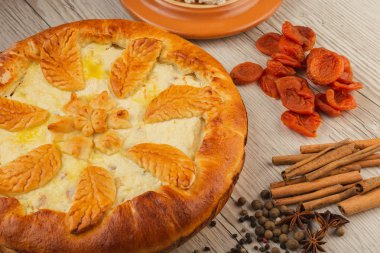 Lor ev yapımı kek malzemeler ahşap bir zemin üzerine.