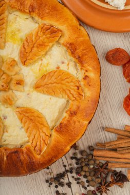 Lor ev yapımı kek malzemeler ahşap bir zemin üzerine.