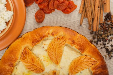 Lor ev yapımı kek malzemeler ahşap bir zemin üzerine.