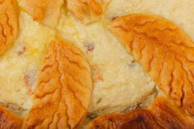 Ahşap arka plan üzerinde lor ev yapımı kek.