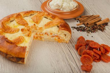 Malzemeler ahşap bir zemin üzerine ev yapımı lor pasta kesme.