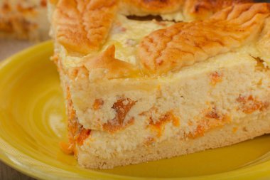 Malzemeler ahşap bir zemin üzerine ev yapımı lor pasta kesme.