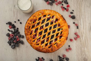 Berry pasta malzemeler ahşap bir zemin üzerine.