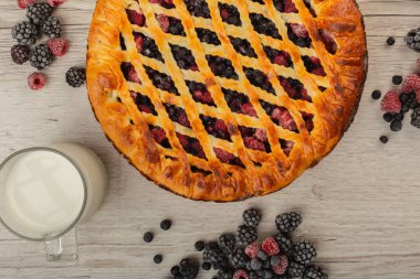 Berry pasta malzemeler ahşap bir zemin üzerine.