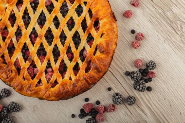 Berry pasta malzemeler ahşap bir zemin üzerine.