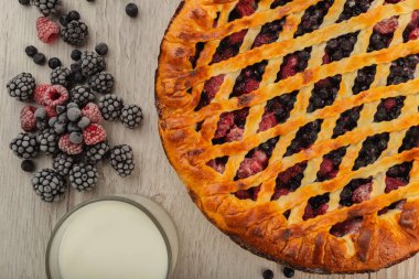 Berry pasta malzemeler ahşap bir zemin üzerine.