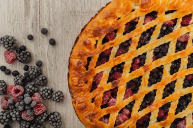 Berry pasta malzemeler ahşap bir zemin üzerine.