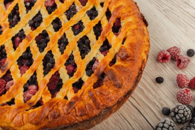 Berry pasta malzemeler ahşap bir zemin üzerine.