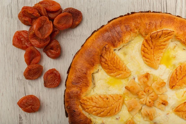 Lor ev yapımı kek malzemeler ahşap bir zemin üzerine.