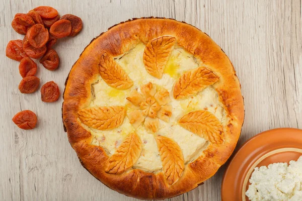 Lor ev yapımı kek malzemeler ahşap bir zemin üzerine.