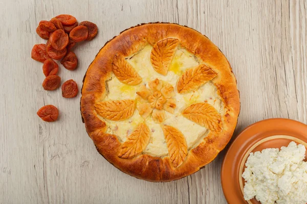 Lor ev yapımı kek malzemeler ahşap bir zemin üzerine.