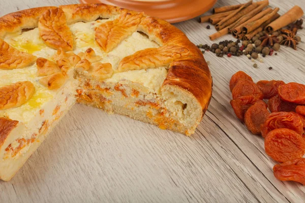 Couper gâteau caillé fait maison sur un fond en bois avec des ingrédients . — Photo