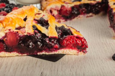 Berry pasta malzemeler ahşap bir zemin üzerine.