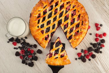 Berry pasta malzemeler ahşap bir zemin üzerine.