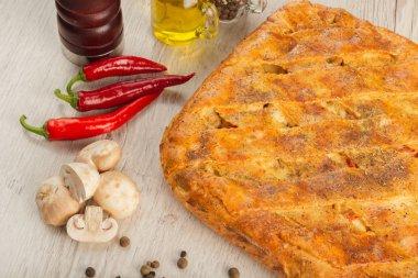 Etli börek malzemeleri ahşap bir zemin üzerine.