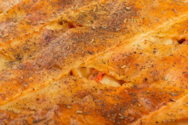 Etli börek malzemeleri ahşap bir zemin üzerine.