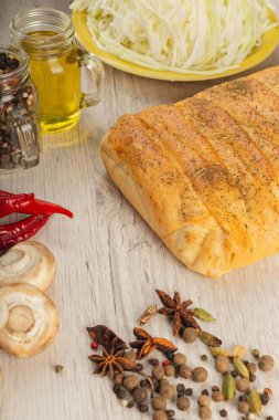 Lahana ve malzemeler ahşap bir zemin üzerine mantarlı börek.