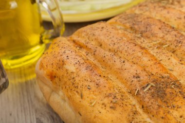 Lahana ve malzemeler ahşap bir zemin üzerine mantarlı börek.