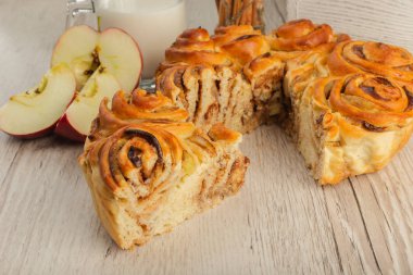 Pasta elma ve tarçın malzemeler ahşap bir zemin üzerine