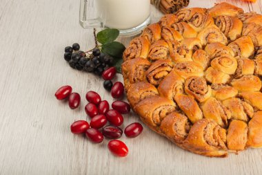 Tarçın ve şeker ahşap zemin ile pasta.